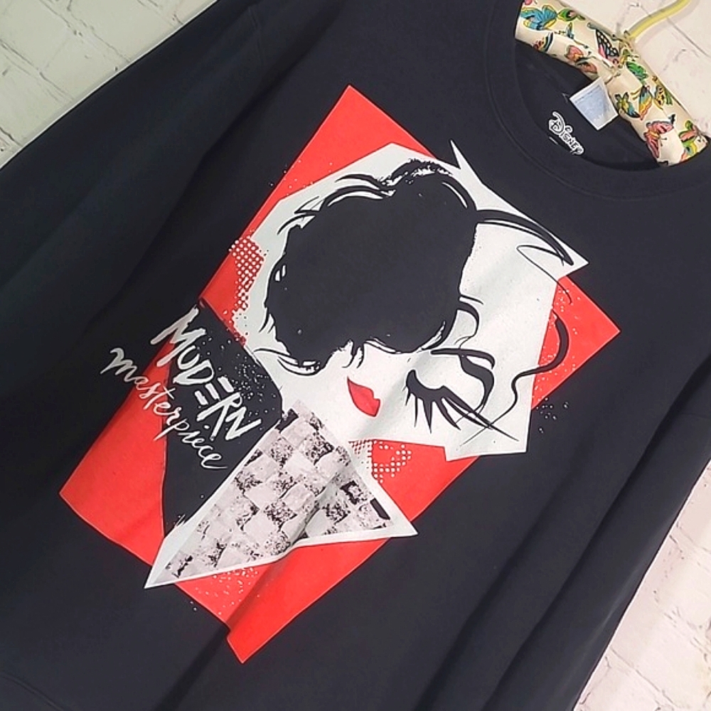 NWOT Disney Cruella Crewneck Black Red Print Ring Spun Sweater Womens Size 2XL - Picture 7 of 16
